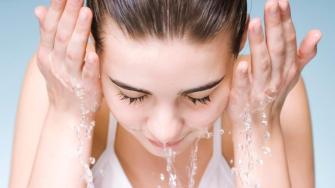 La última tendencia de las asiáticas, lavarse la cara con agua con gas