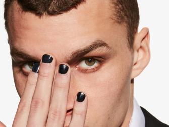 Hombres con las uñas pintadas: la nueva moda que rompe estereotipos