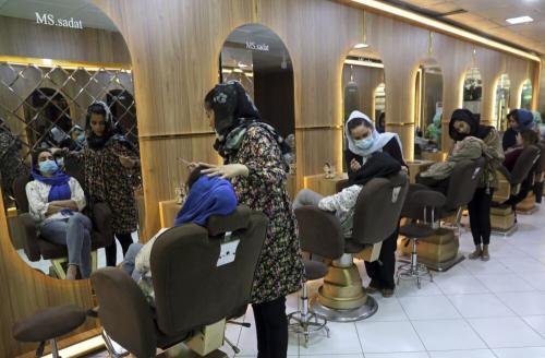 En Afganistán se cierran todos los de salones de belleza ordenado por los talibanes